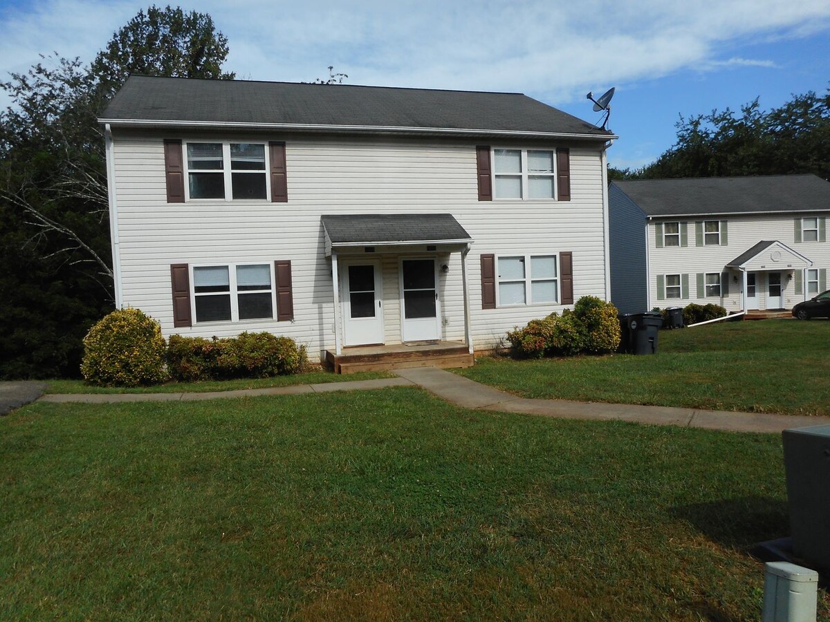 Three Bedroom Townhouse in Bedford! - Three Bedroom Townhouse in Bedford!