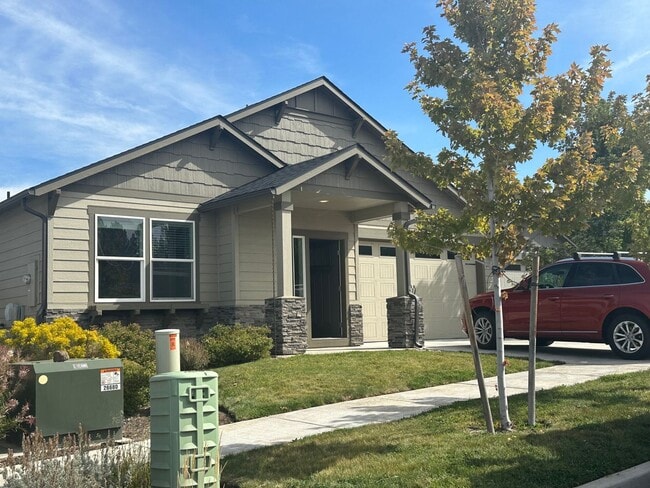 Building Photo - Like New Home Near Hospital, All Appliances, Air Conditioning, Fenced Yard, Dbl Garage