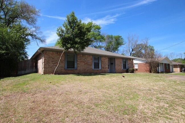 Building Photo - Beautiful 3 Bed 2 Bath Home in Tyler's Azalea District