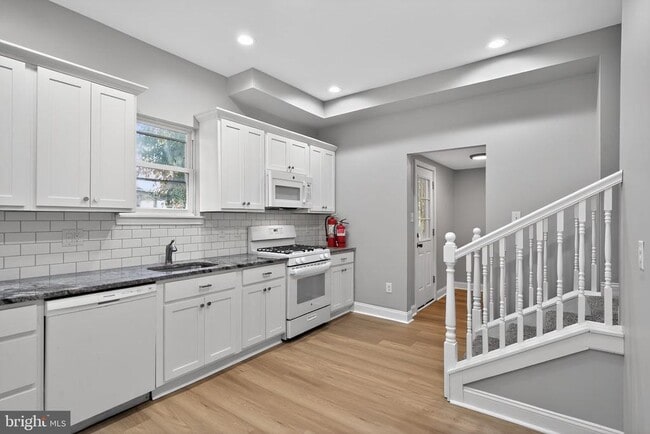 Photo - 325 Monmouth St