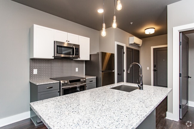 Studio, 1BA - 525 SF