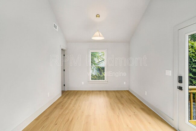 Photo - 1081 Hill St SE