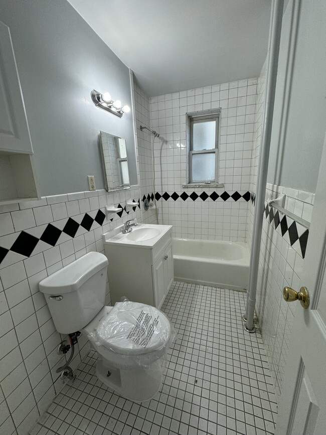 Building Photo - 5915 Boulevard E Rental
