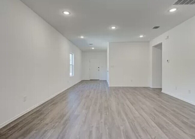 Photo - "Spacious 3-Bedroom Gem with 2 Full Baths ... Unidad #7