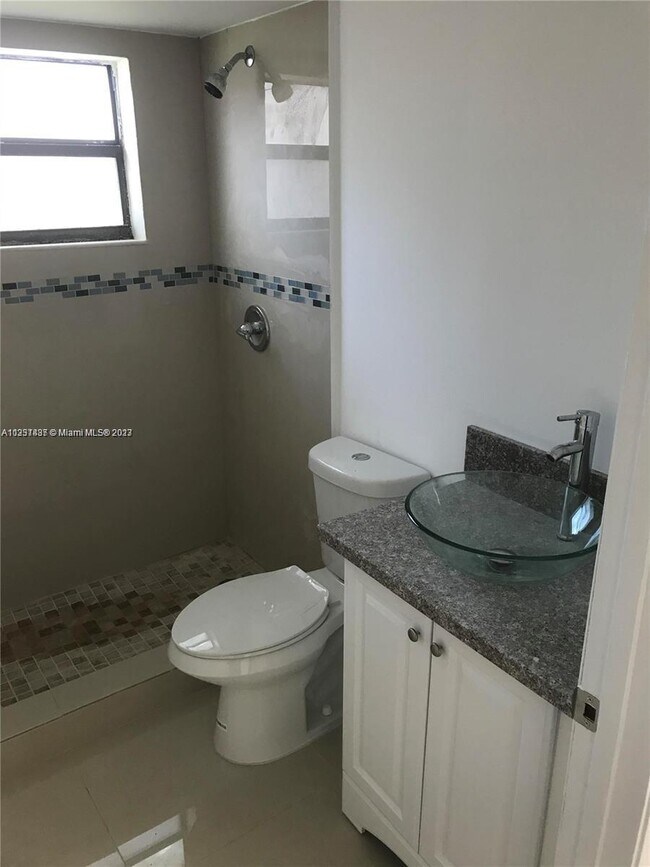 Photo - 850 NE 209th Terrace Unidad 106-35 Rental