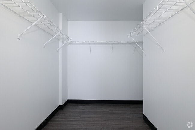 2BR, 2BA - 1,524SF - Closet