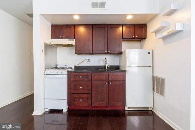 Building Photo - 2137 Spruce St Unit 2