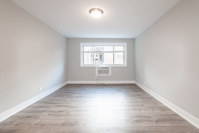 Photo - 525 W Surf St