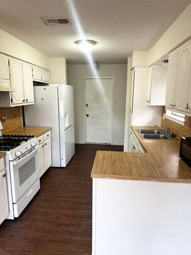 Photo - 3 Bedroom 2 Bathroom For Rent
