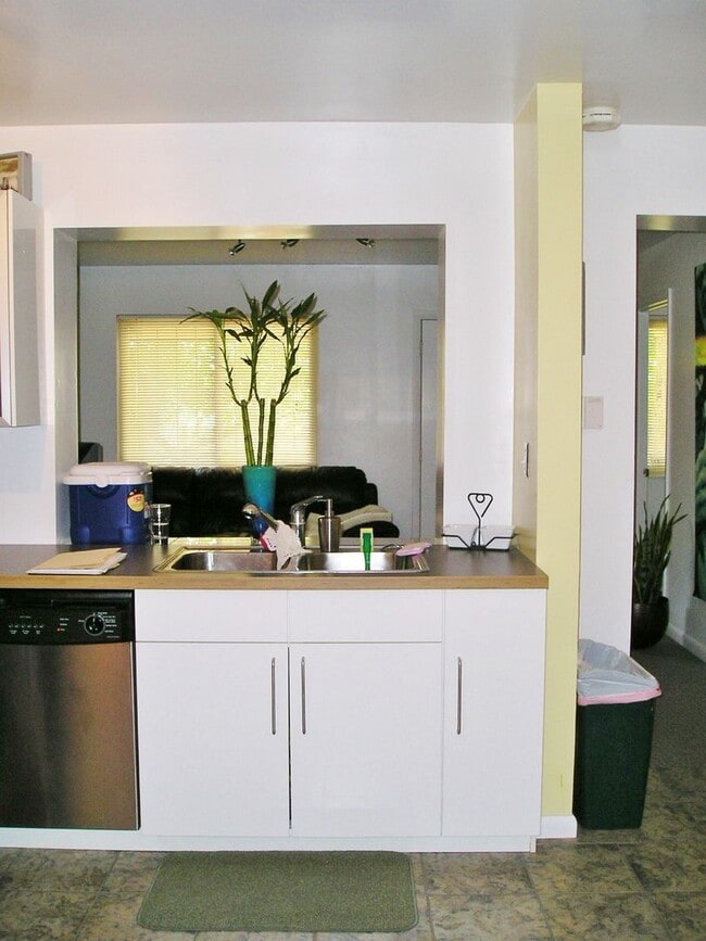 Photo - Beautiful 3 bed 2 bath home in Denver Available Mid September