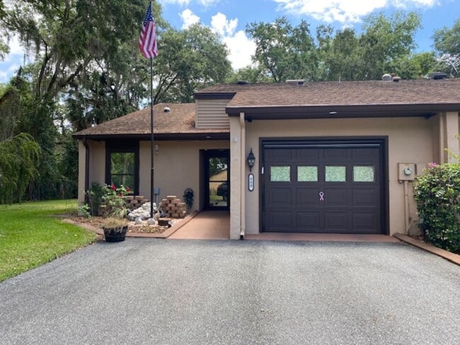 Building Photo - The Oaks of Leesburg