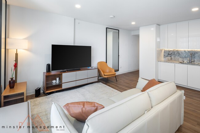 Photo - 987 Queen St