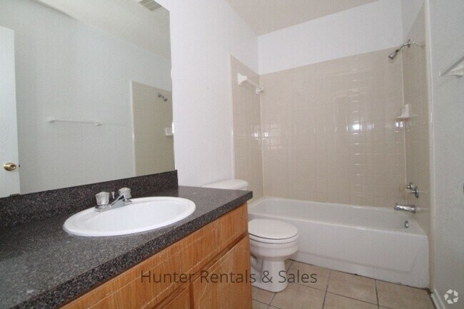 Building Photo - Three Bedroom Beauty! Rental