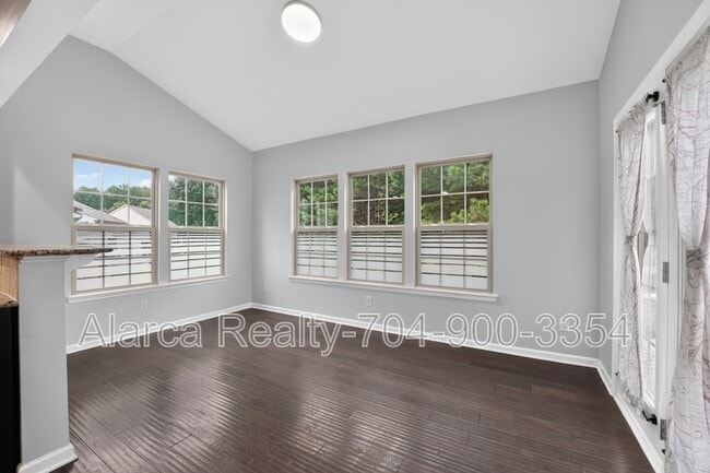 Photo - 5804 Selkirkshire Rd