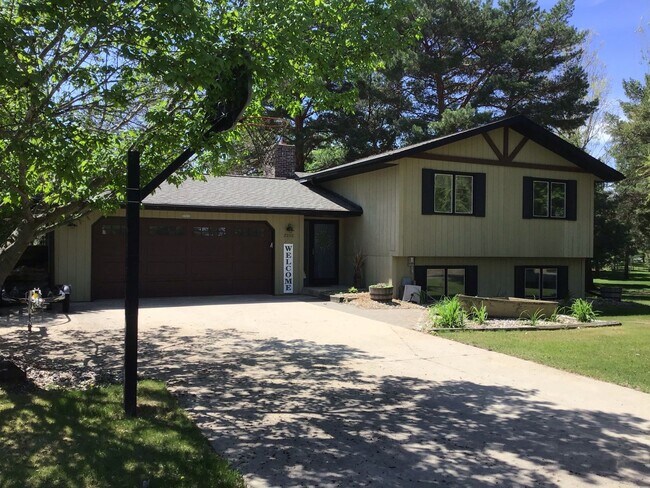 4 Bedroom 2 bath Split Foyer on Large Lot ... - 4 Bedroom 2 bath Split Foyer on Large Lot ... House