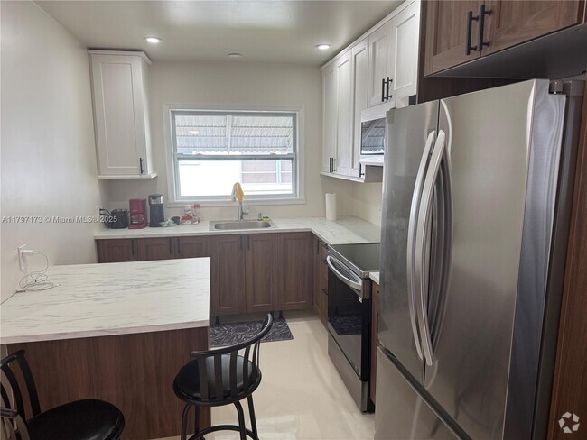 Building Photo - 825 NE 6th St Unit 1-2 Rental