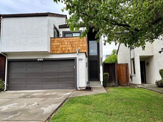 Building Photo - $3490 -- Beautifully Upgraded 3BR Townhome in Northgate