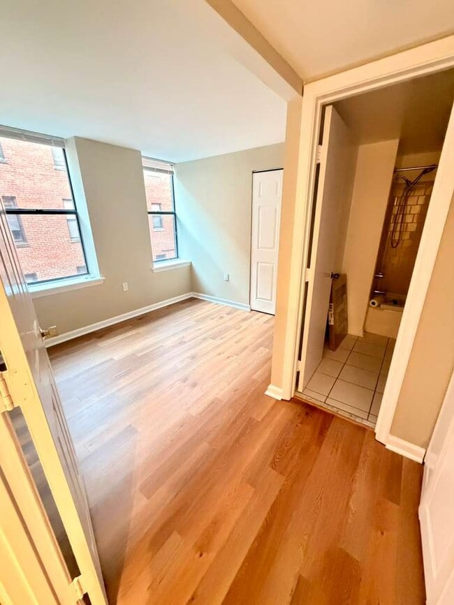 Building Photo - 1436 Meridian Pl NW Unit 206