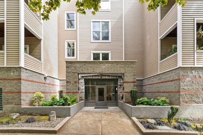Building Photo - 2 Bed 2 Bath RiverPlace Waterfront Condo!