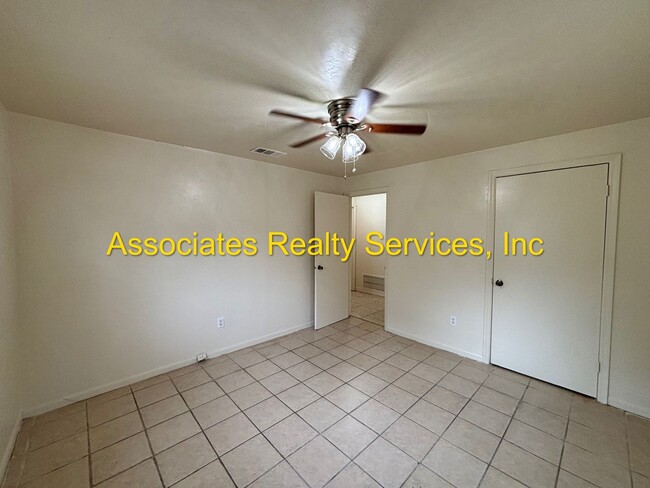 Photo - 3 Bed/1 bath SF Home in Hawthorne- MUST SEE!