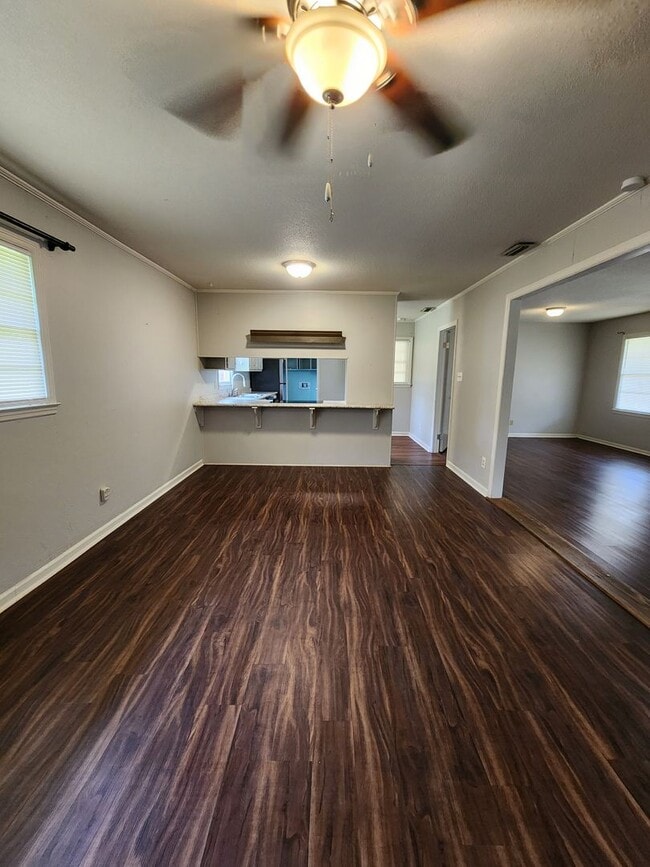Photo - 1218 Thomwal St