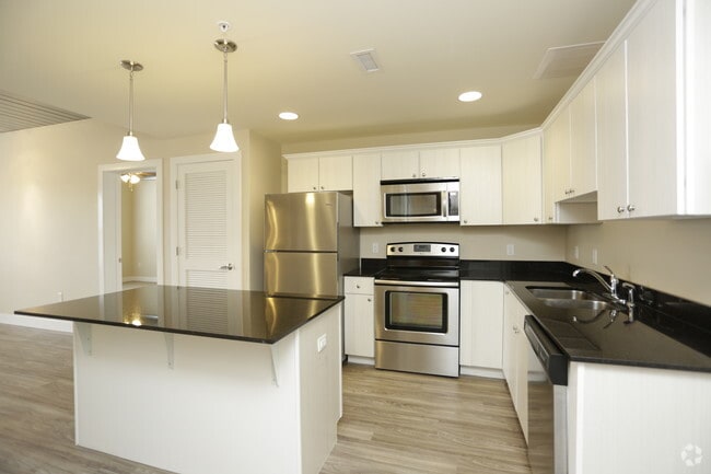 2BR, 2BA - The Woodford/1055 SF