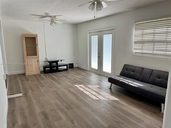 Photo - 6320 Mayo St