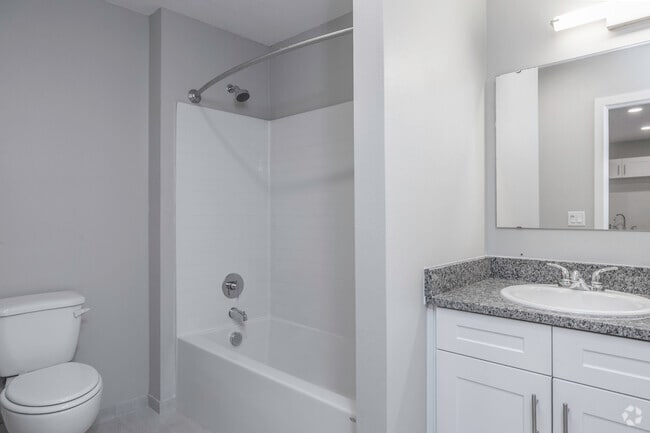 2BR, 2BA - 927SF - Bathroom