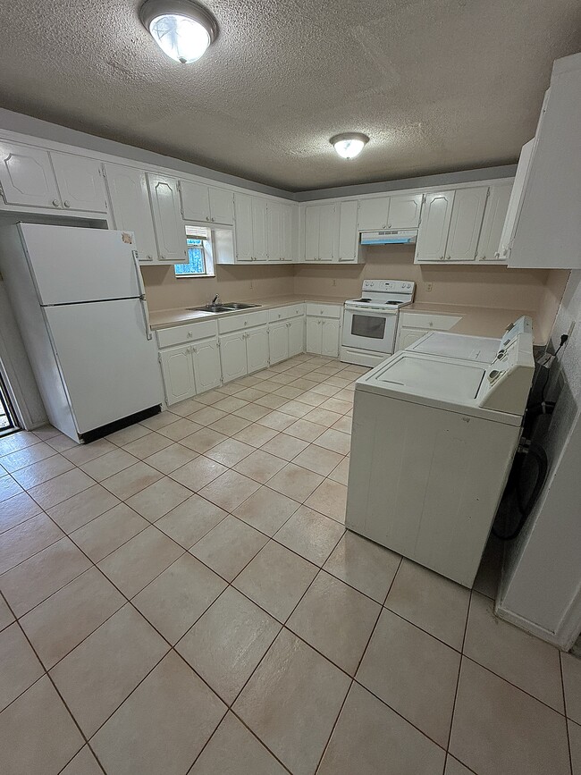 Kitchen - 4101 E Lopez Dr