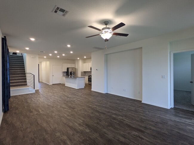 Living / Family Room - 100 Montauk Loop