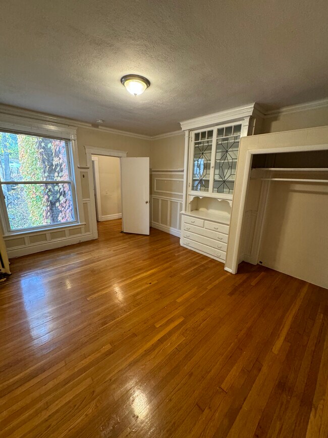 Building Photo - 59A Strathmore Rd Unit 2B