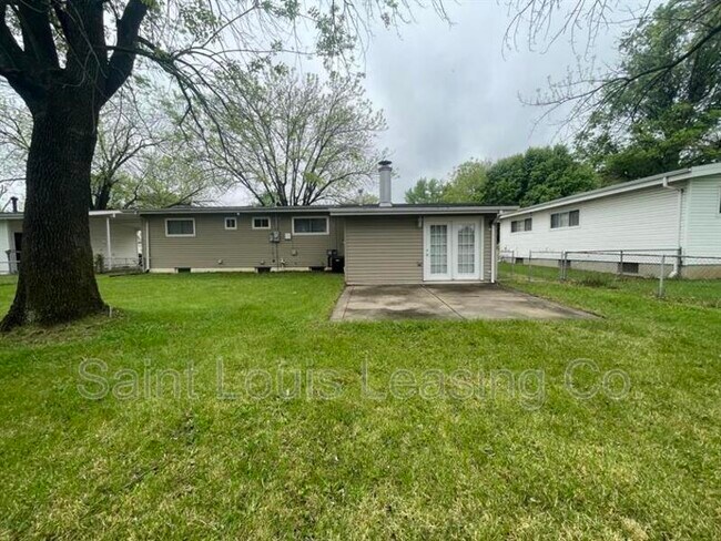 Photo - 495 Versailles Dr