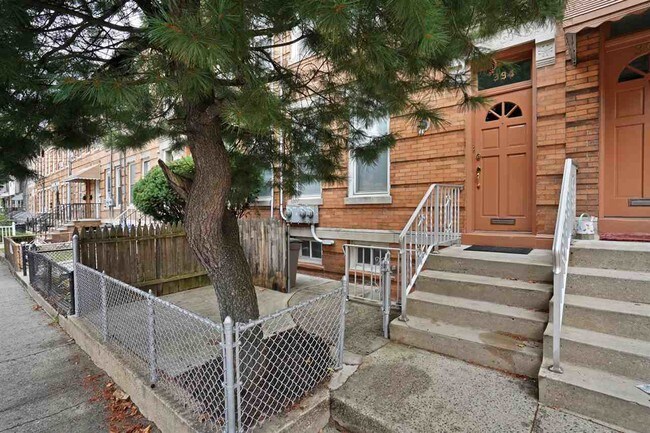 Photo - 394 Woodlawn Ave