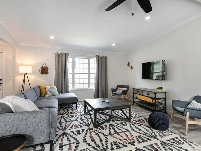 Photo - Spacious Three Bedroom Home w/ Fenced Yard