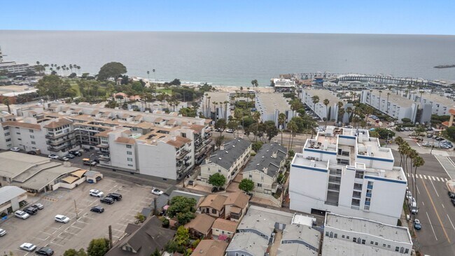 Photo - Beautiful 4-bedroom, 2.5-bath tri-level to... Unidad D Rental