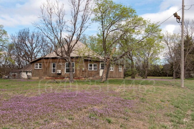 Charming 2-Bedroom 1-Bath + Bonus Room Far... - Charming 2-Bedroom 1-Bath + Bonus Room Far... Apartment