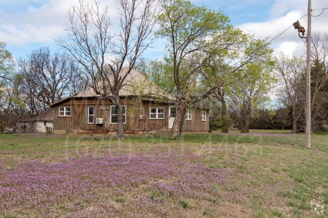 Building Photo - Charming 2-Bedroom 1-Bath + Bonus Room Far... Rental