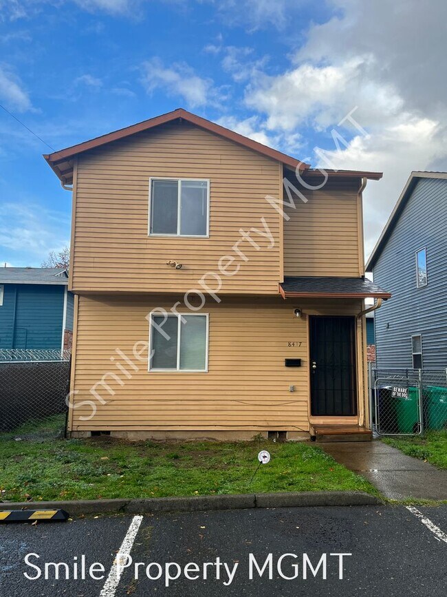 Building Photo - A nice house with 3 beds rooms and 1.5 baths.