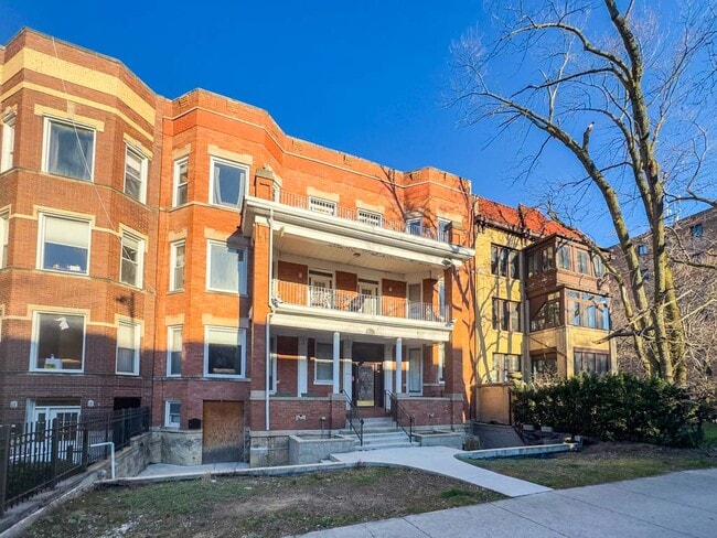 Building Photo - 6711 N Sheridan Rd Unit H04F