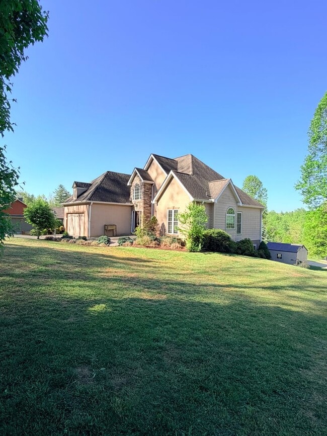 Photo - Spacious 3 Bed, 3.5 Bath Home - Convenient Mars Hill Location