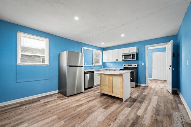 Photo - 250 Vernis Ave