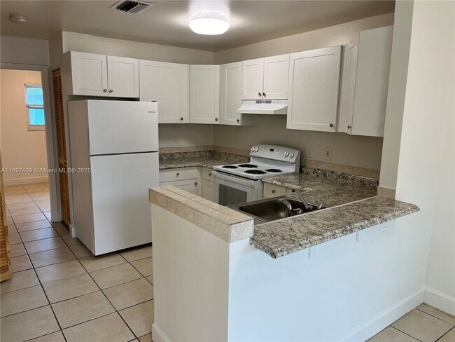 Building Photo - 4601 SW 32nd Ave Unit A1