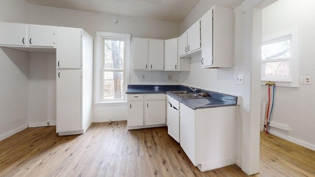 Building Photo - 1408 Maple Ave NE Unit 1408 Maple Ave NE,  1