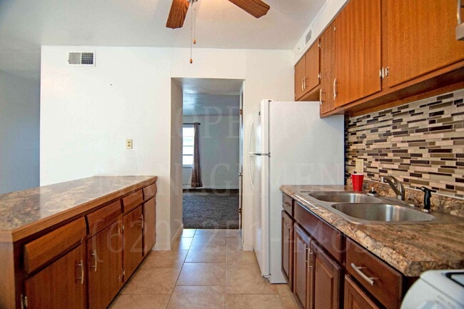 Building Photo - 403 W 9th St Rental