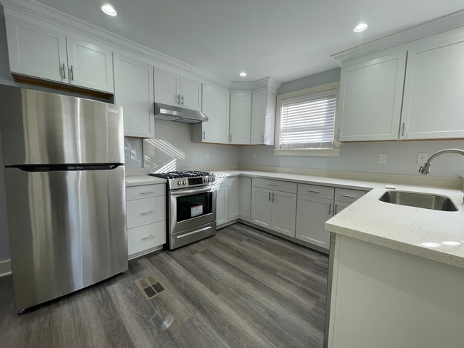 Photo - Gorgeous Old Metairie 2 Bed/1Bath Renovation, steps from Metairie Road! Parking spot included! Unidad A Lower Right