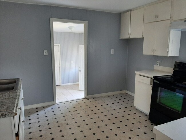 Photo - Recently Renovated Large 3 bedroom 1 bath ...