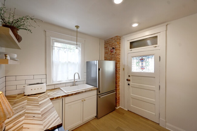 Building Photo - 2902 Eggers Pl Unit Floor 1 Rental