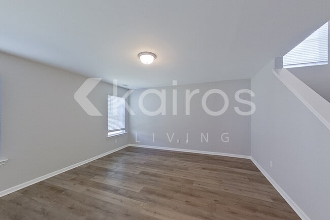 Photo - 108 Lord Effingham Wy