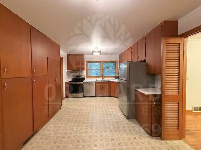 Photo - 3 bedroom, 2 Bath House Near University of...
