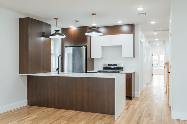 Building Photo - 90 Hollywood Ave Unit 2